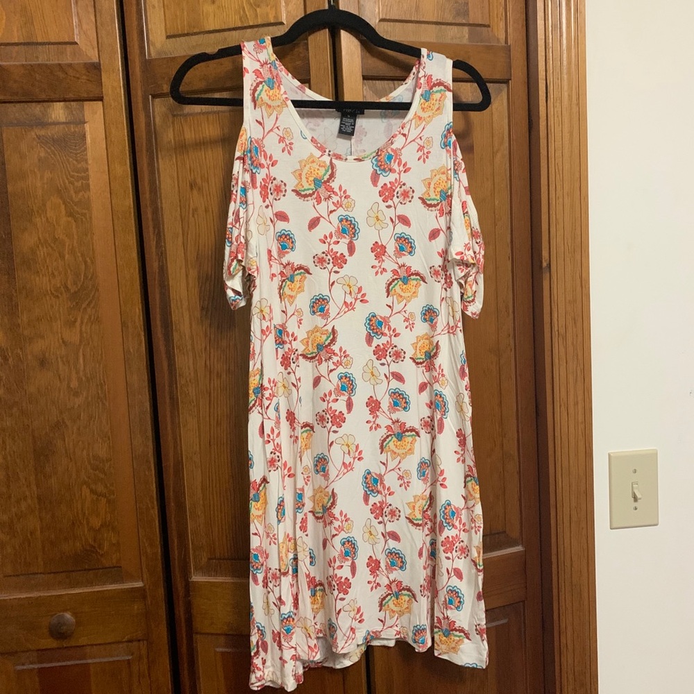 White floral dress w/cold shoulder sleeves